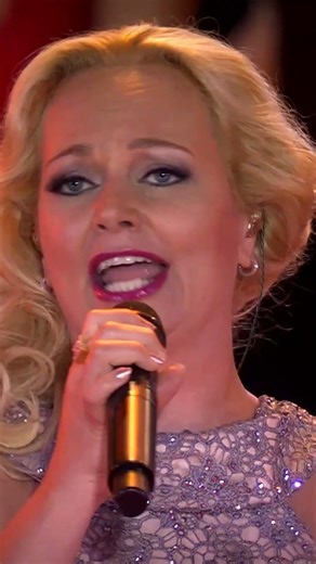 😍 OUTSTANDING Performance of Amigos Para Siempre (Friends For Life) #shorts - Wendy Kokkelkoren