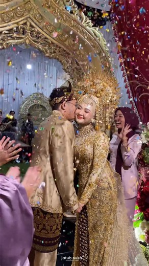Wedding content creator Bukittinggi,Sumbar on Instagram: "Wedding : Rahul & Resa . Attire & Pelaminan : @gadihnantongga_wedding @gadihnantongga_payakumbuh MC: @putrirahmadani_mc Mua bride : @makeupbyaztia Mua groom : @adhinaya.groomakeup Henna : @melshennart Music : @diandraandfriends Catering : @dina_madina_catering Lighting : @yunaslightingsumbar Venue : @villarosyanbukittinggi . #jatuhsukafoto #weddingcontentcreatorbukittinggi"