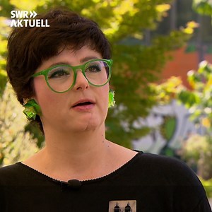 26K views · 125 reactions | Morddrohungen, manipulierte Autoreifen, Telefonterror. Jeder zweite Kommunalpolitiker hat in einer nicht repräsentativen SWR-Umfrage angegeben, dass er schon angefeindet wurde. Teilgenommen haben mehr als 1.300 Kommunalpolitiker aus Baden-Württemberg und Rheinland-Pfalz. | SWR Aktuell | Facebook