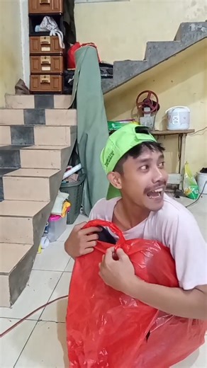 kejar emak pake mobilan pelastik😂#komedi #hafiez #funny