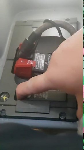 B737 Oxygen mask pressure test