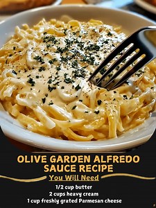 Olive ❤️ Garden Alfredo Sauce Recipe Ingredients: 1/2 cup butter 2 cups heavy cream 1 cup freshly grated Parmesan cheese 1/2 cup grated Romano cheese 2 oz cream cheese (optional, for extra creaminess) 3 cloves garlic, minced Salt and black pepper, to taste 1 lb fettuccine or pasta of your choice Instructions: ..... Full Recipe in Coʍmеոτ 💬 🐠 | Grandma's Easy Recipes