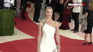 Rosie Huntington-Whiteley dons a sports bra and leggings for workout