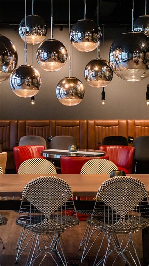 Euer Frankfurt Boxenstopp, aber bitte mit Stil. 🚗✨ Im Motel One Frankfurt-East Side greift das Interior neben Autoklassikern vor allem den Charme der 50er Jahre auf. Glänzende Oberflächen, Startnummern, Chromdetails und Vintage Momente in der One Lounge sorgen für echtes Retro-Feeling. Perfekt zum Abschalten nach einem Tag mit Vollgas in der Stadt. Wie gefällt euch das Design Thema? 🏁 Ihr wollt das Design selbst erleben? Plant jetzt euren Trip: https://www.motel-one.com/hotels/frankfurt/hotel-