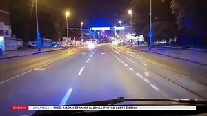 Voze s rotirkama, no ako je crveno ipak stanu. Noću ili danju. Već nekoliko dana vozači hitne striktno se pridržavaju prometnih pravila pa makar imali i hitan slučaj. U prosvjed zbog svog kolege idu vozači hitne pomoći. Također, odlučili su se strogo pridržavati prometnih pravila, pa čak i kada imaju hitne slučajeve. Ovako žele pokazati da ih nitko ne štiti od kazni i od problema koji se vežu uz njihov posao. 😶 | NOVA TV