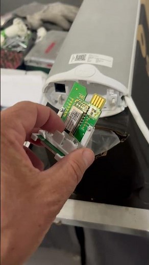 Inserting a Somfy Zigbee Module into a Somfy Glydea Motor