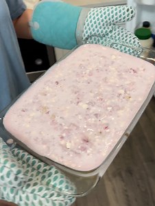 yummy strawberry shortcake Woman makes a strawberry shortcake using cool whip, cream cheese, fresh strawberries, graham crackers, cake mix, and more. Please be advised that this page’s videos are intended for entertainment purposes only. The videos on this page include scripted dramas, satires, parodies, magic tricks, pre-recorded videos, and other forms of entertainment. Names, characters and incidents are often the product of the director’s imagination, so any resemblance to actual persons or 