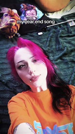 🍶🍶 . .why is this weather so utterly moist . . 🤌🏻😭 (soos robot chicken se kool-aid . . 🤣 ) #alternativegirl #southafricangirl #fyp #girlswithtattoos #afrikaans