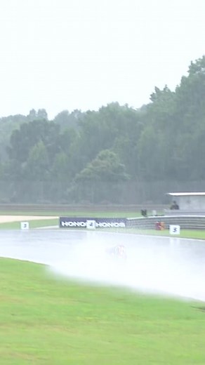 🤯 Rain, chaos, and one unreal save. Mathew Scholtz goes for the longest slide you’ve ever seen, and still brings it home P2 at Barber. 📁 2021 Barber Motorsports Park #superbike #motorcycle #motorsports #racing