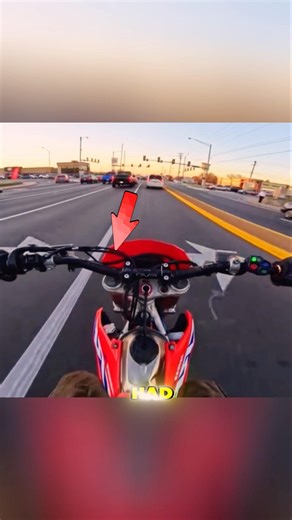 Biker panics, plays dumb to cop. 🏍️😬👮