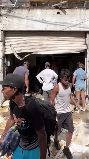 Venezuela quake survivors turn to looting
