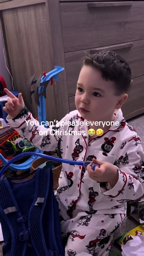 Merry Christmas kids🤣😭 Best believe he’s asked for this bag in blue for weeks, couldn’t not laugh he’s dad really tryna save it😭🤣🤣🤣🤣
