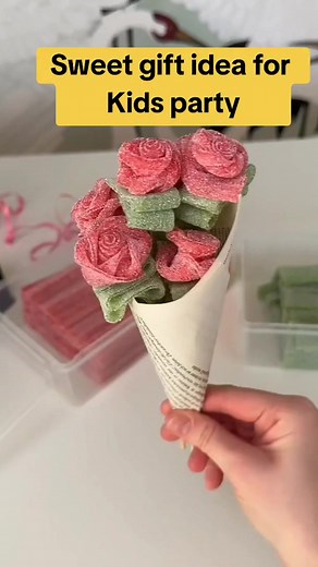 344K views · 1K reactions | Sweet gift idea for Kids party #giftideas #diy #tips #tipoftheday #kids #kidsparty #candy #sourcandy #ideas #partyideas | Adriana Franken | Facebook