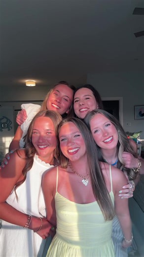 My best friends!! Let’s go back 😆🫶🏼😉💛 #florida #bestfriends #springbreak
