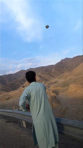 Kite Flying on the Road side|| 🪁🏆 Subscribe ❤️ #viral #shorts #kite #flying #status #youtubeshorts