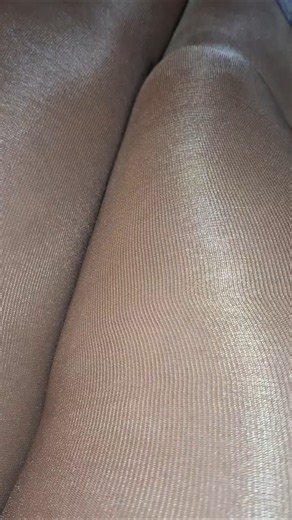 Just relaxing in shiny pantyhose. Solo relax en pantimedias brillosas 😍😘😁