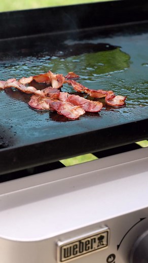 Save this the next time you need a quick tutorial on cleaning and maintaining your griddle (or griddle insert). #griddlecooking #flattopgrilling #griddlecleaning #griddleclean #webergrills #grillcleaning @anotherpintplease