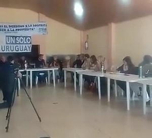 40 reactions · 20 shares | #actualidad “ A mi en lo personal -el frente amplio- fue mucho más mentiroso que los partidos tradicionales” le dijo un dirigente del movimiento Un Solo Uruguay al presidente del FA Fernando Pereira, en la reunión en que lo recibieron. | 90.1 Fm Ideal | Facebook