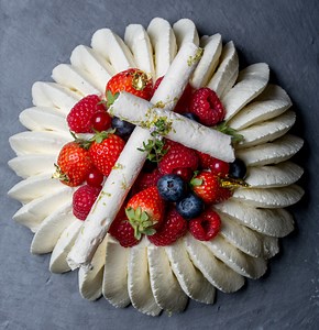 Recette facile : Cette pavlova aux fruits rouges du chef Henri Desmoulins est inratable (et délicieuse)