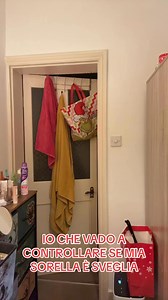 Io che vado a controllare se mia sorella è sveglia😭🤣 @mariacristinaseidita #italianiallestero #italianialondra #fratelloesorella #sorellaefratello #sorella | Davide Seidita