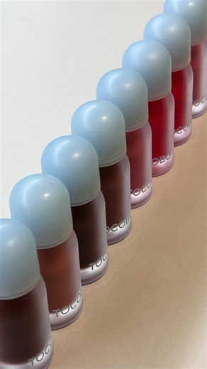 kwow | skincare coreano | korean skincare on Instagram: "Solo lo esencial para estas navidades chicxsss😫😫🫶🏻 Pasarás de de cero a labios glossy en segundos. Hidratación ligera, brillo natural y cero sensación pegajosa ✨💧 Todo lo que está bien! #makeup #skincare #koreanproducts"