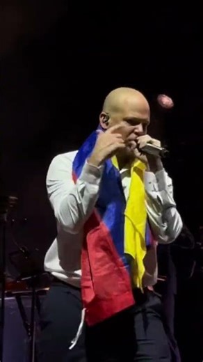René de #calle13 canta "Latinoamérica" en honor a #venezuela