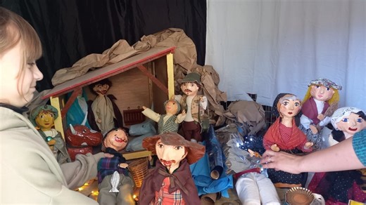 Des santons fabriqués par des enfants du Castellet il y a vingt ans dépoussiérés pour la crèche de Noël