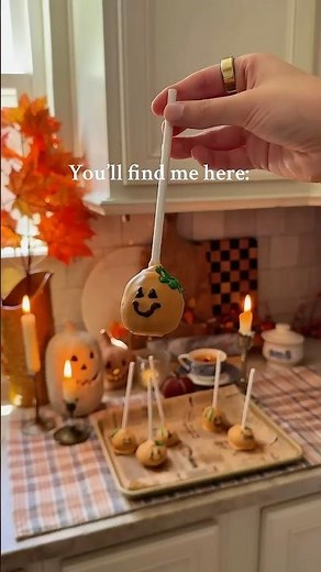 Pumpkin cake pops! 🎃 I love seasonal cake pops! These ones are so easy! All you have to do is bake