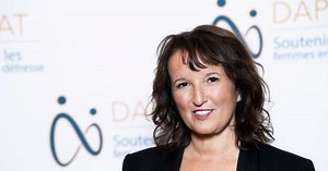 Anne Roumanoff fête ses 35 ans de carrière : retour en images sur son évolution physique - DIAPORAMA
