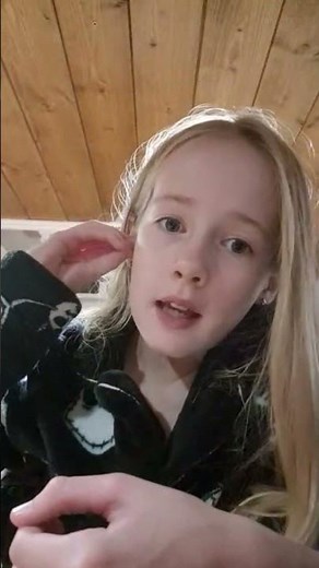 How to PROPERLY put in your ear buds 😁😁😁