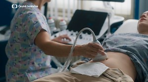 Svobodná matka Klára je potřetí těhotná. 🤰🍼 Manipulativní ex Adam se chce soudit kvůli mladšímu synovi. Starší dcera Zorka je v pubertě a mámu potřebuje tím víc, čím víc od ní utíká. Klára se i pod ekonomickým tlakem rozhoduje vydat na tenký, byť legální led přímé adopce. Její osud se začne postupně proplétat s osudy čtyř dalších dvojic. Premiéra seriálu Děcko 17. ledna na ČT1 a v iVysílání. 📺 | Česká televize