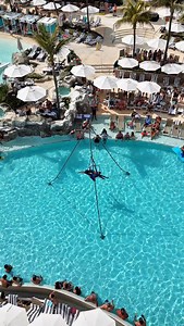 Esto no es solo un show… es rock en el agua, ritmo en el aire y el mar como telón de fondo. #HRHCancun . . . #hotelcancun #mexico #cancun #luxurytravel | Hard Rock Hotel Cancun