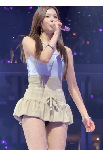 Sana's Feel Special Encore Performance at TWICE World Tour