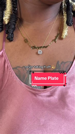I’ll wear my babies name gladly… I’ve been thinking about tattooing their names but that’s simply isn’t in the budget right now but the name plate most definitely was 🤏🏽🥂💫 #nameplate #kidsnames #mothersdaygiftidea #babynames #goldnecklace
