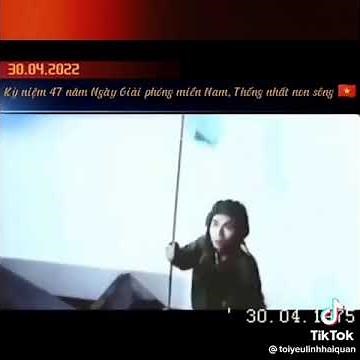 Cắm cờ trên nóc Dinh Độc Lập