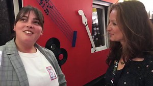 Dans les coulisses du Paléo Festival Nyon 🇨🇭 Interview décalée de l’artiste Vendredi sur Mer avant son concert... 👇 | TV5MONDE