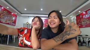 Ganito pala mag vlog? Mukang langaw yung naka itim HAHAHA Sabi niya diko daw siya minyday, heto 5 minutes video HAHAHA Onyang wings pag sumikat nako libreng kain ako ah HAHAHAHAHAHHAHAH | Axcel Gabatbat