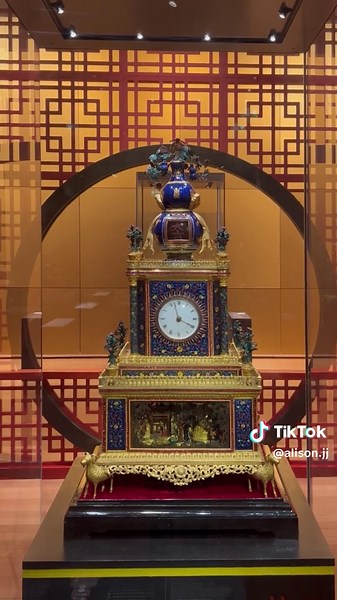 * this exhibition featuring over 20 glorious clockwork treasures beloved by Chinese emperors, and loaned from The Palace Museum in Beijing, ran til June 2024 at the Science Museum in London; * Zimingzhong 凝时聚珍: Clockwork Treasures from China’s Forbidden City took visitors on a unique journey through the 18th century to explore the technical expertise, creativity and international trade behind these centuries-old zimingzhong clocks; #londontiktok #londonlife #thingstodoinlondon