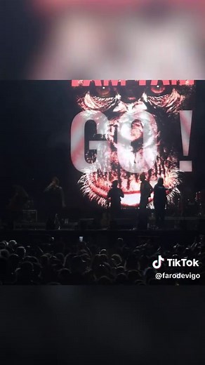 Vigo rebobinó hasta los noventa. La segunda jornada del Festival Son & Mar rindió homenaje a una época marcada por el pop y el rock español. Tam Tam Go, Cómplices, Rafa Sánchez y Amistades Peligrosas pusieron banda sonora a una noche de canciones coreadas por el público hasta la madrugada.