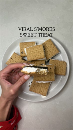 MacroHabits w/ Hannah Pointer on Instagram: "VIRAL FROZEN S’MORES BARS (full recipe & macros 👇🏼) save for when you need a fun & easy sweet treat. 213 cals per serving! YOU GUYS THESE ARE GOOD. like realllly good!! I posted these a few weeks ago and they definitely deserve a permanent place on the feed. ingredients: -10 sheets of graham crackers (152g) -one 8 oz container of zero sugar cool whip -one scoop of CSE vanilla protein powder (code: “HANNAH10”) -135g of dark chocolate chips (I used en