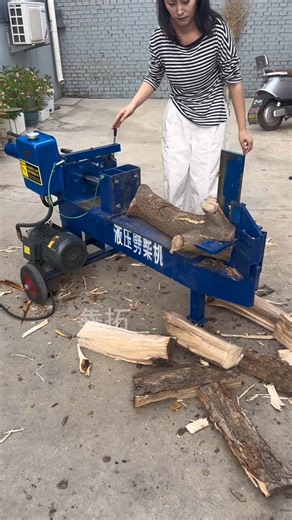 This Powerful Hydraulic Wood Splitter Turns Huge Logs Into Firewood in Seconds 😱🔥
