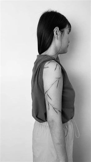 桃園刺青 / 裡面刺青 _子子 on Instagram: "free hand 手繪直上 乾淨的繚繞葉子 Design｜子子 Zizi @insidetattoo_zizi Tattoo Artist｜Space @inside_space1992 ─────────────── Booking Info｜預約資訊 LINE｜@131avdyz Studio｜INSIDE Address｜ 2F., No.7, Ln. 67, Sec. 2, Xingren Rd., Zhongli Dist., Taoyuan City 桃園市中壢區興仁路二段67巷7號 2樓 (Google Maps｜INSIDE TOGO) ─────────────── #植物刺青 #桃園刺青 #葉子刺青"