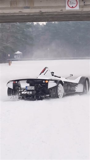 Adam Kania on Instagram: "Troche mnie tu nie było… dlatego że bawimy się w jutuby u @szymonbanas 🫣 właśnie wleciał odcinek na jego kanał więc zapraszam ! Pozdro 🙋‍♂️ #bacmono #m3cs #torpoznań"