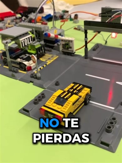 🚫 No más choques. el sensor vigila 👀 ,el semáforo decide cuándo detener el tráfico 🚦 y el motor se activa para abrir el paso ⚙️ Todo automatizado con Arduino y Lego 🤖🧱 Si quieres aprender a hacerlo, los tutoriales están en mi perfil 👈 Y no te pierdas la cuarta parte 🔥 #electronica #arduino #programacion #projecto #Automatizacion #AprendeEnTikTok #STEM #ingenieria #TikTokEduc #ParaTi