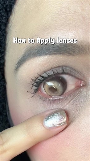 How to Apply Contact Lenses Like a Pro
