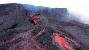 24K views · 1.4K reactions | L'éruption volcanique se poursuit au Piton de la Fournaise, l'un des volcans les plus actifs au monde. En savoir plus : https://bit.ly/Deuxieme-Eruption-2021  Vidéo de l'éruption de décembre 2021 : Serge Gélabert | Ile de La Réunion Tourisme (IRT) | Facebook