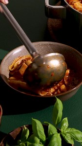 Lempiruoasta on aina hyvä idea tehdä keittoversio! 🥣 Tämä ihana lasagnekeitto valmistuu vaivattomasti yhden kattilan taktiikalla Snellmanin Kunnon jauhelihasta ja murennetuista lasagnelevyistä. Annos viimeistellään vielä makeilla kirsikkatomaateilla ja ranskankermalla. 😋 Katso valmistus vaihe vaiheelta kotisivuillamme www.snellman.fi. ja testaa itse! Tarvitset: Lasagnekeitto neljälle: 1 kpl Snellman Kunnon naudan jauheliha 10 % 400 g 1 rkl oliiviöljyä 1 kpl sipulia 2 kpl valkosipulinkynttä 2 r
