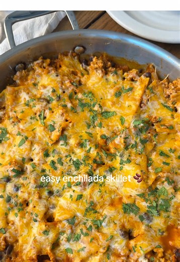 enchiladas without the hassle of rolling them up 🤸‍♀️ my ground turkey enchilada skillet is a blog fav for good reason!! a one-pan, 35 minute meal with lots of protein and fiber 🫘 full recipe is up on my site!! #enchiladas #healthydinnerideas #highproteinmeals #highfiber #onepanmeal