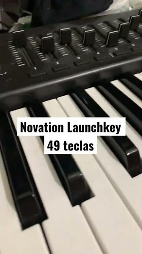 Teclado controlador Novation Launchkey 49 teclas