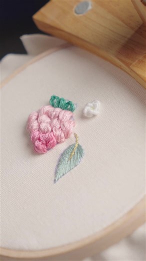 Watch this strawberry pop off the fabric 🍓🍃 #embroidery #embroiderytutorial #diy #handmade #embroider